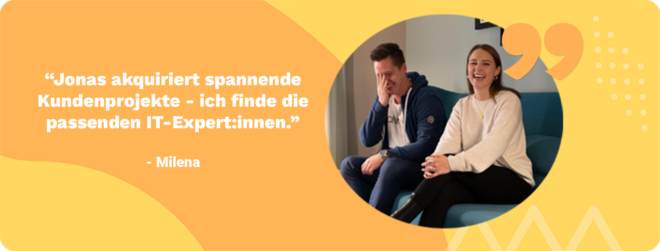 Jonas und Milena gemeinsam auf der Couch. Sie arbeiten Hand und Hand im Arbeitsalltag zusammen.