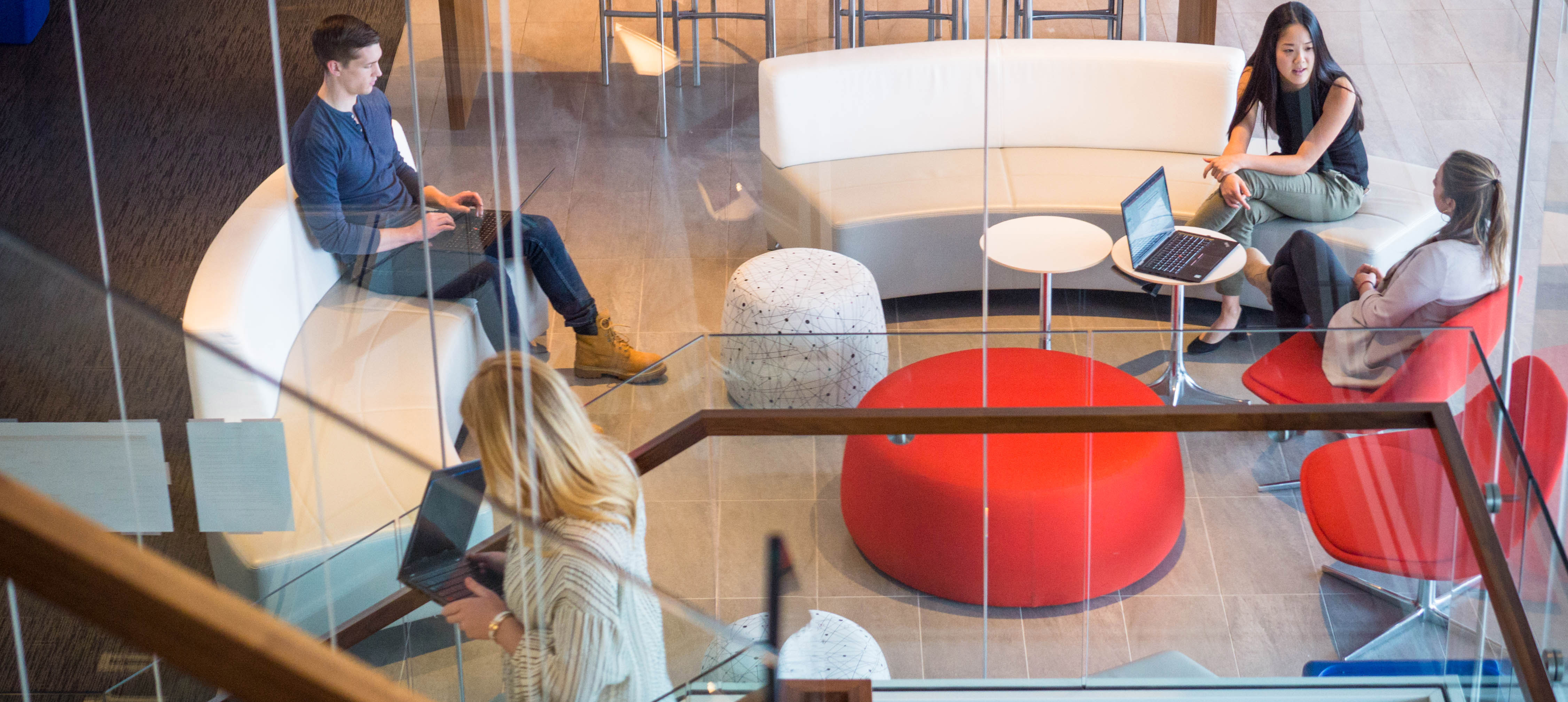 Investiere in dich selbst mit Bain & Company!