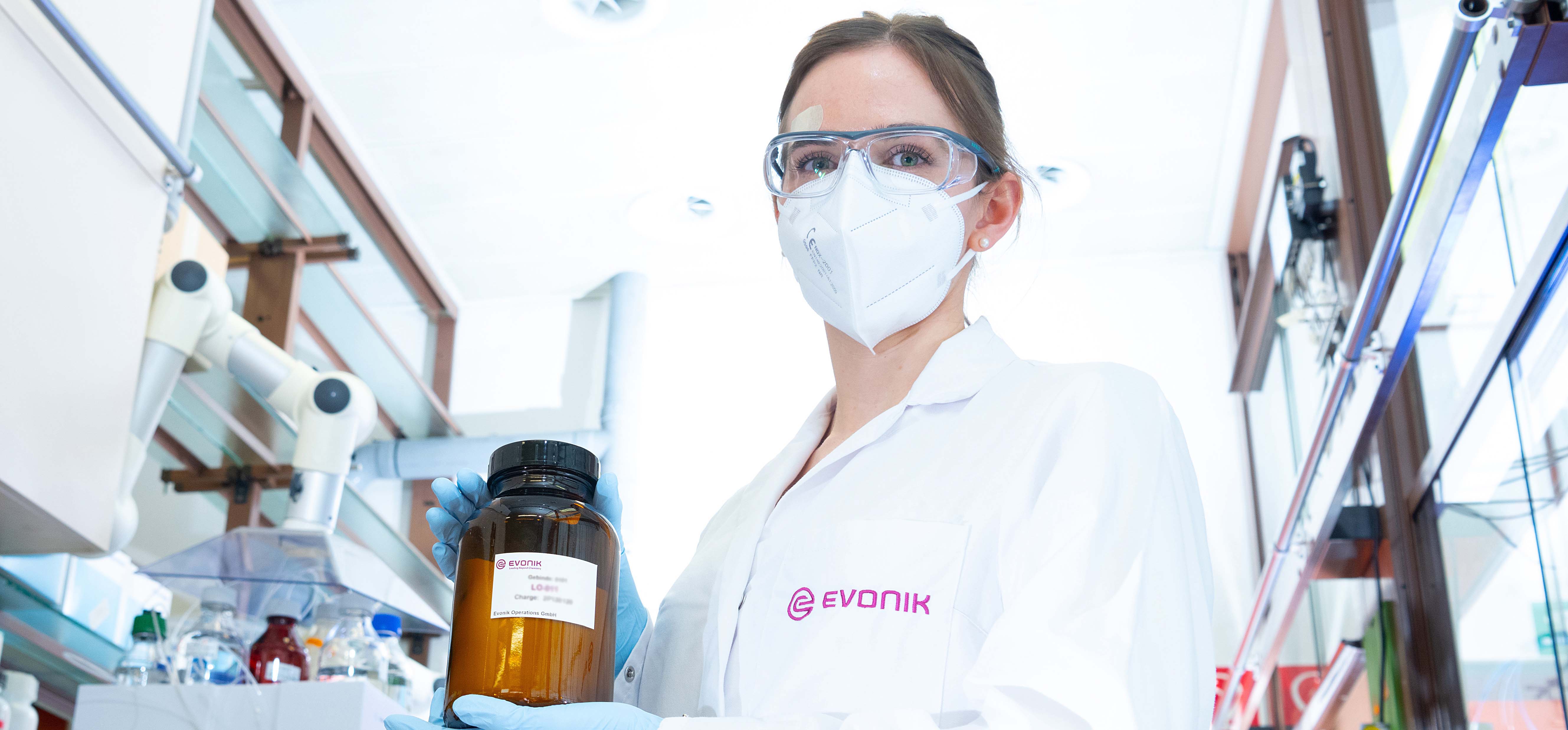 Evonik Lipid-Produktion: Dr. Chantal Braemer, Chromatographie-Expertin bei Evonik, im Labor der Lipid-Produktion in Hanau. 