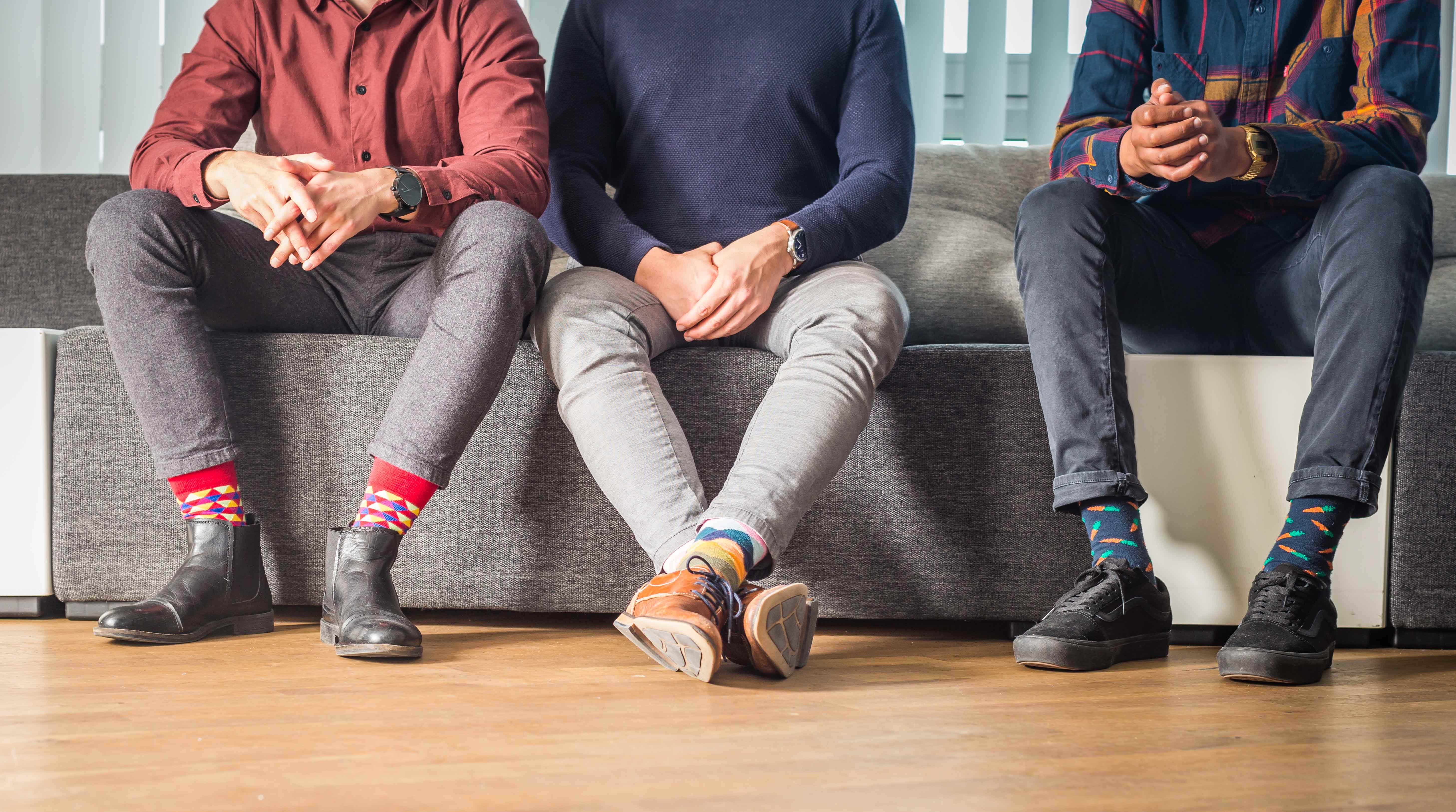Diversity bei Hays. MÃÂÃÂÃÂÃÂÃÂÃÂÃÂÃÂÃÂÃÂÃÂÃÂÃÂÃÂÃÂänner mit bunten Socken sitzen auf einem Sofa.