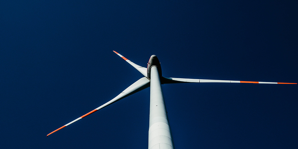 Nachhaltigkeit bei Hitachi Energy - zu sehen ist ein Windrad.